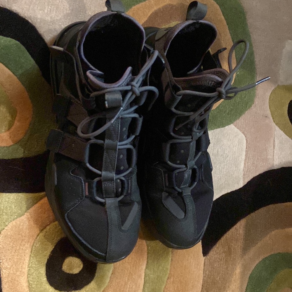 Nike Air Edge 270. Black on black. Mens 11.5.